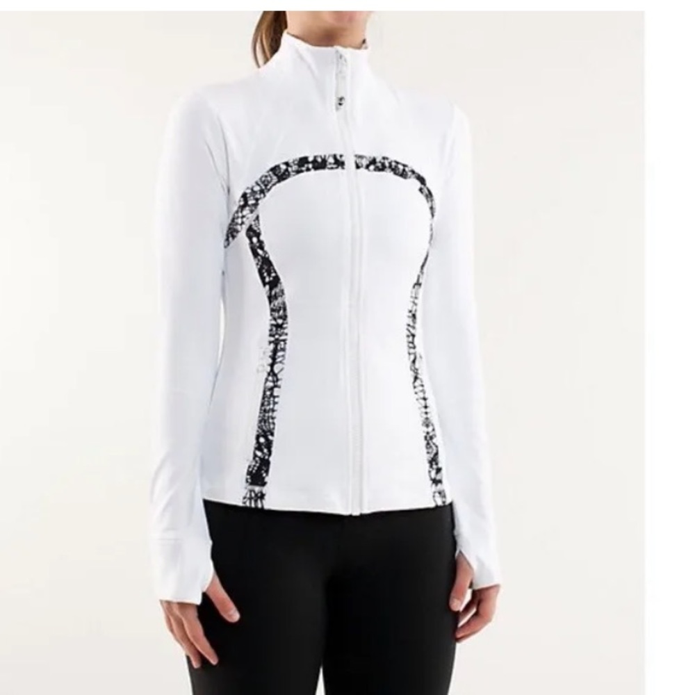 LULULEMON DEFINE JACKET
*BRUSHED WHITE BLACK GLACIER
LACE SIZE 6